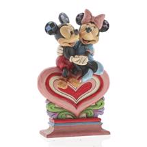 Disney Jim Shore - Mickey & Minnie Sitting on a Heart "Heart To Heart"